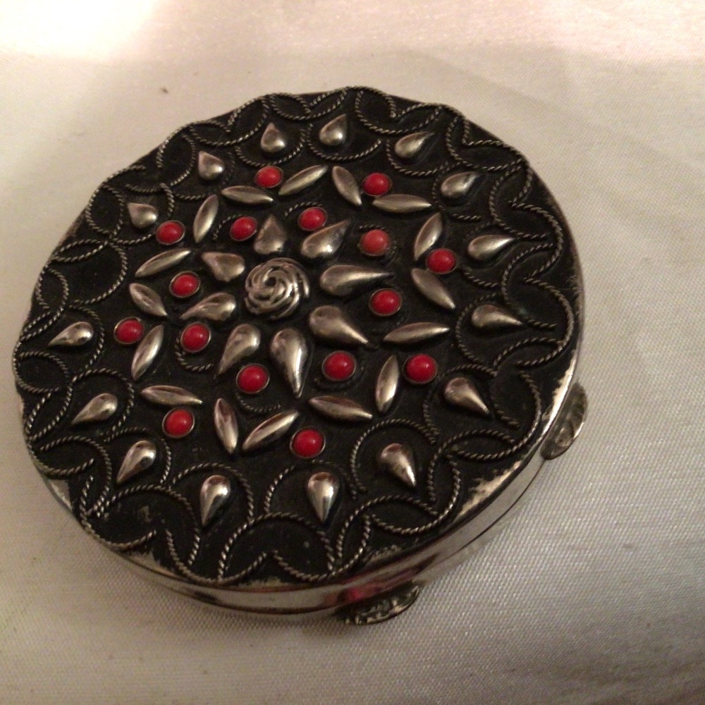 Lovely vintage silver compact
